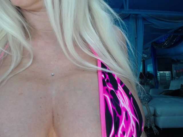 adrianna_fox live cam on BongaCams