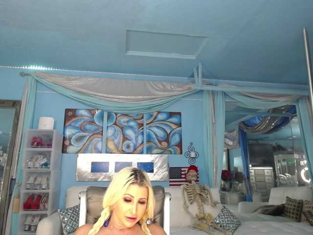 adrianna_fox live cam on BongaCams