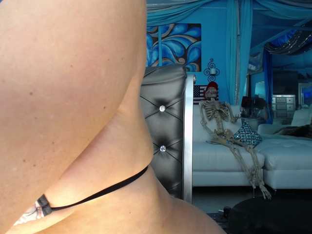 adrianna_fox, live now on BongaCams