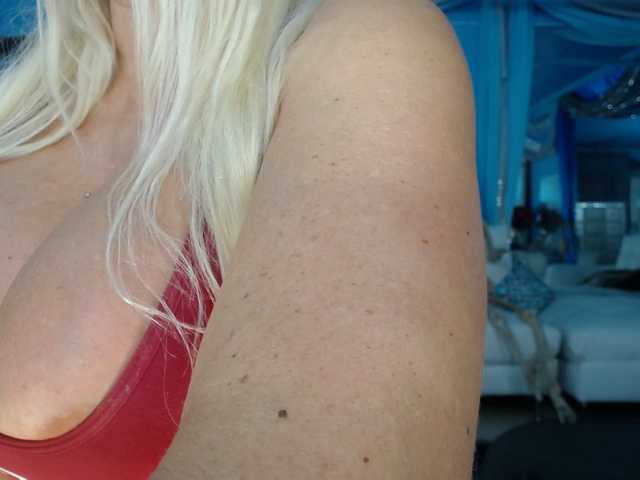 adrianna_fox live cam on BongaCams