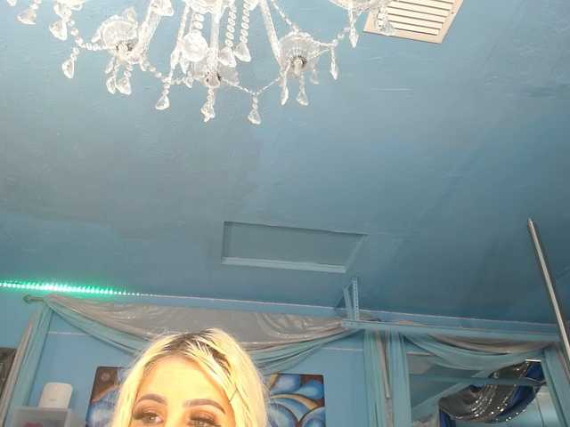 adrianna_fox live cam on BongaCams