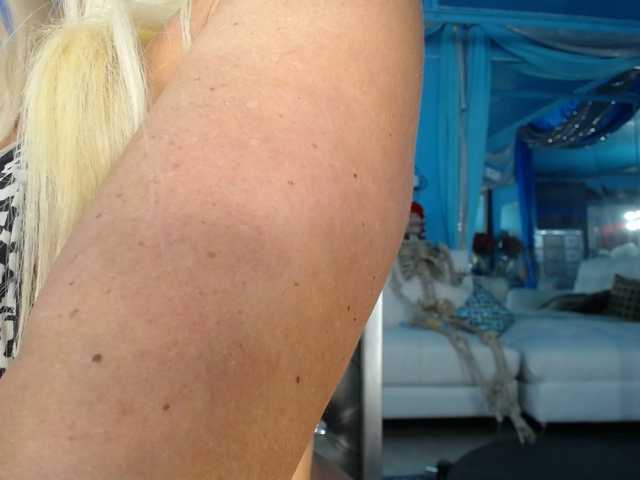 adrianna_fox live cam on BongaCams