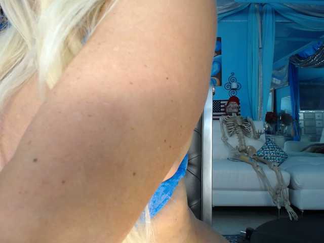 adrianna_fox cam belle