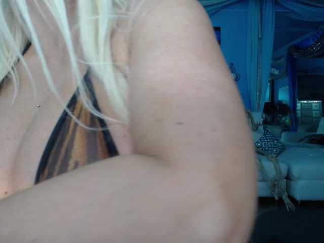 adrianna_fox live cam on BongaCams