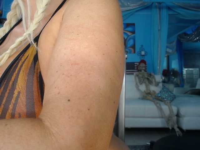 adrianna_fox live cam on BongaCams