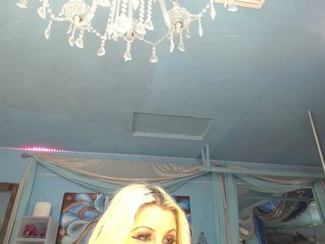 adrianna_fox, live now on BongaCams