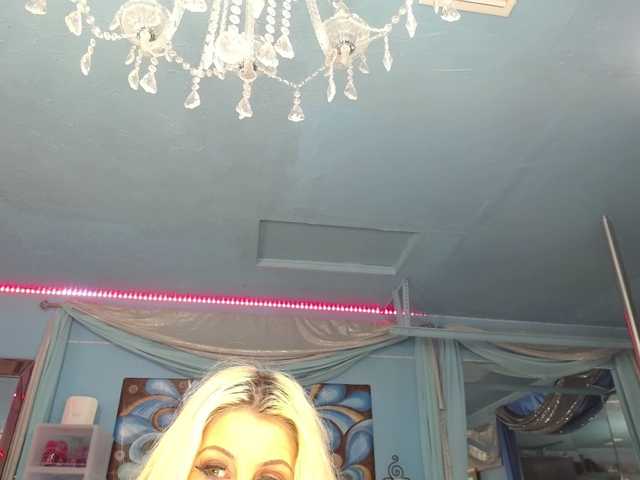 adrianna_fox, en directo ahora en BongaCams