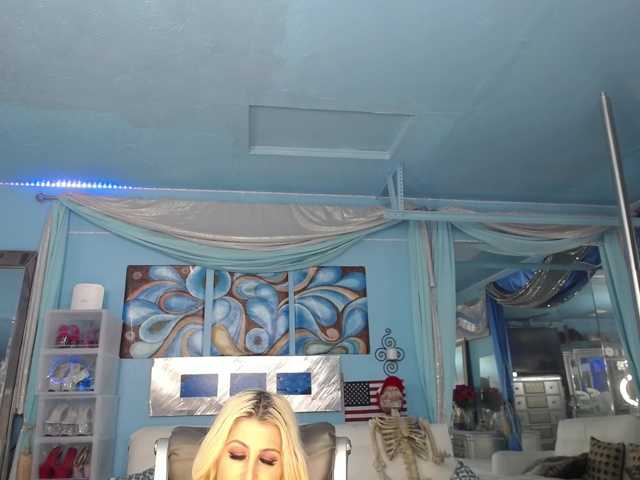 adrianna_fox, live now on BongaCams