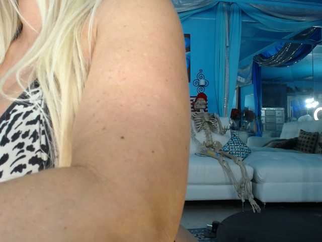 adrianna_fox live cam on BongaCams