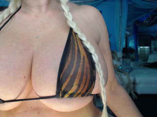adrianna_fox, live now on BongaCams