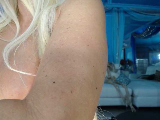 adrianna_fox cam belle