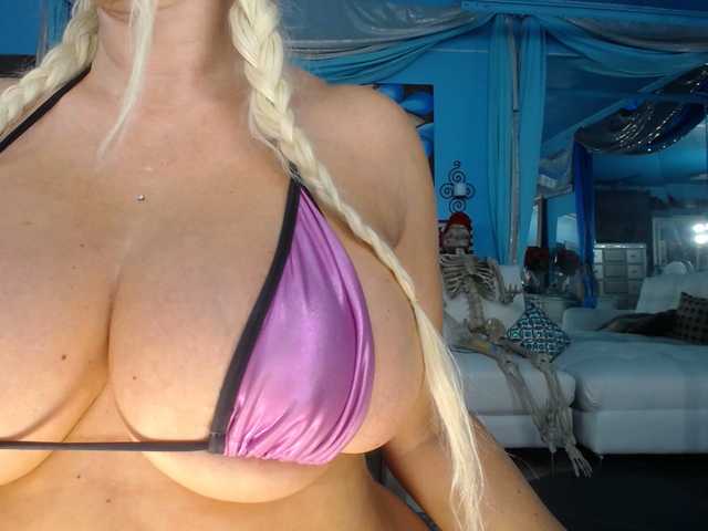 adrianna_fox cam belle
