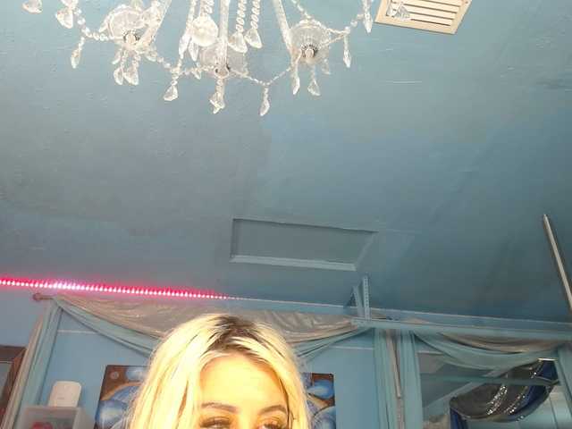 adrianna_fox's BongaCams show and profile