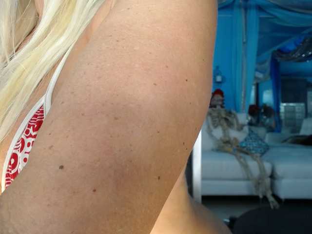 adrianna_fox live cam on BongaCams