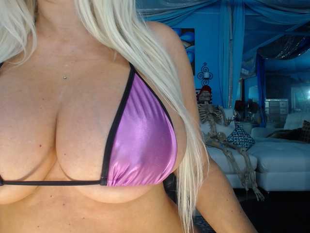adrianna_fox cam belle