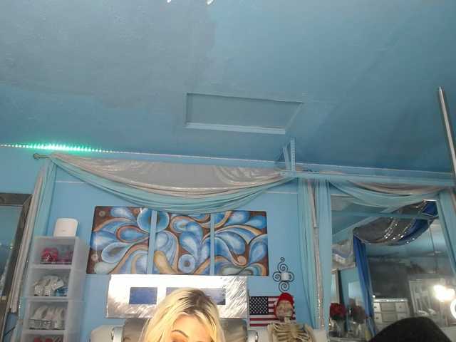 adrianna_fox's BongaCams show and profile