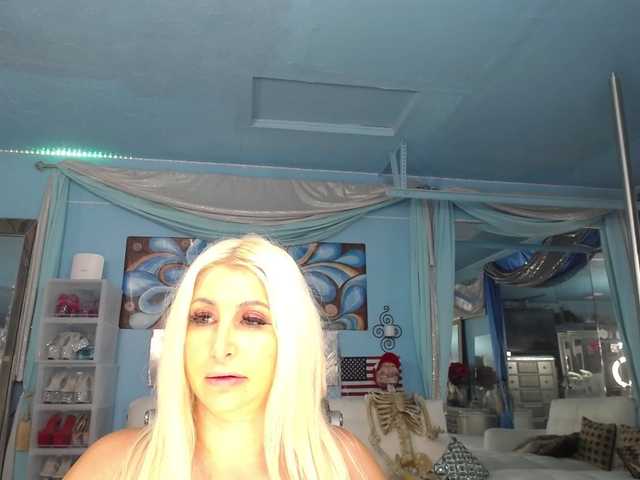 adrianna_fox live cam on BongaCams