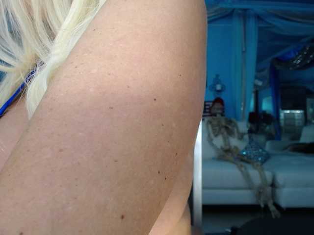 adrianna_fox live cam on BongaCams
