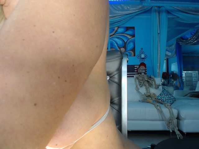 adrianna_fox cam belle
