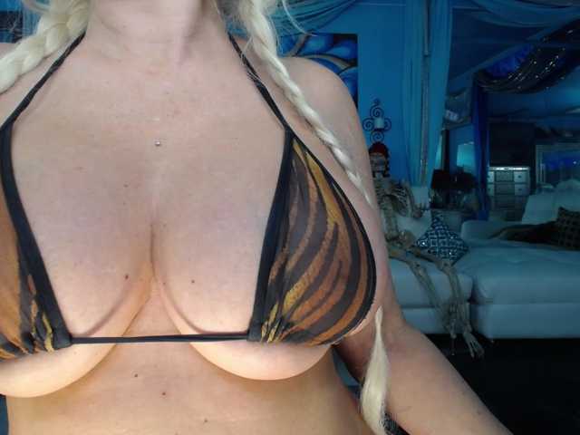 adrianna_fox live cam on BongaCams