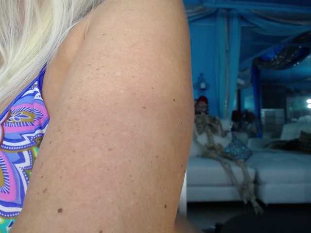 adrianna_fox live cam on BongaCams