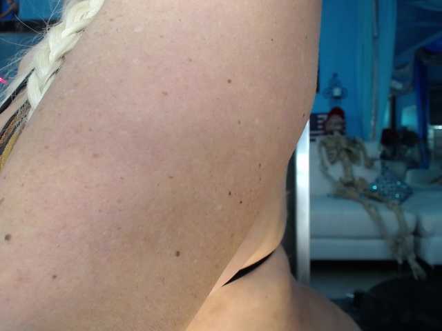 adrianna_fox, en directo ahora en BongaCams