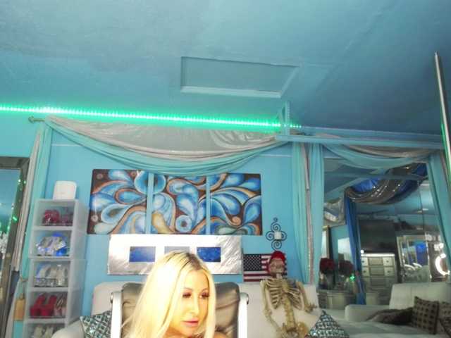 adrianna_fox live cam on BongaCams
