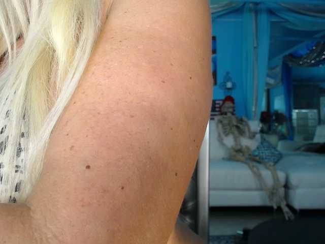 adrianna_fox live cam on BongaCams