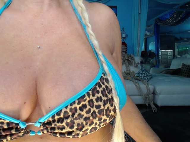adrianna_fox live cam on BongaCams