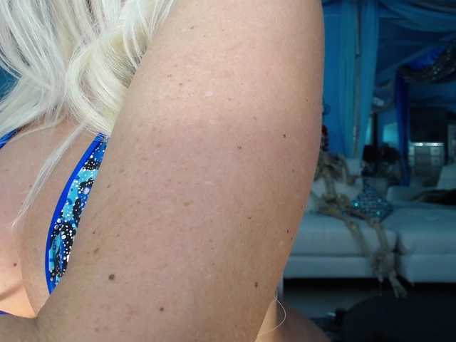 adrianna_fox live cam on BongaCams