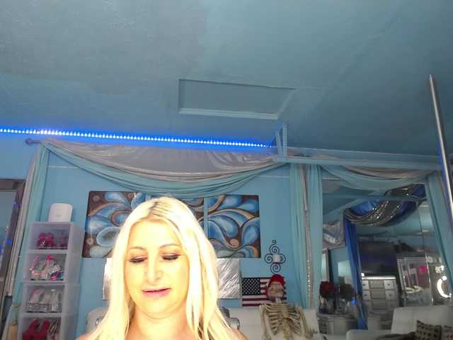 adrianna_fox live cam on BongaCams