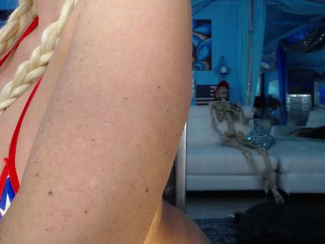 adrianna_fox live cam on BongaCams