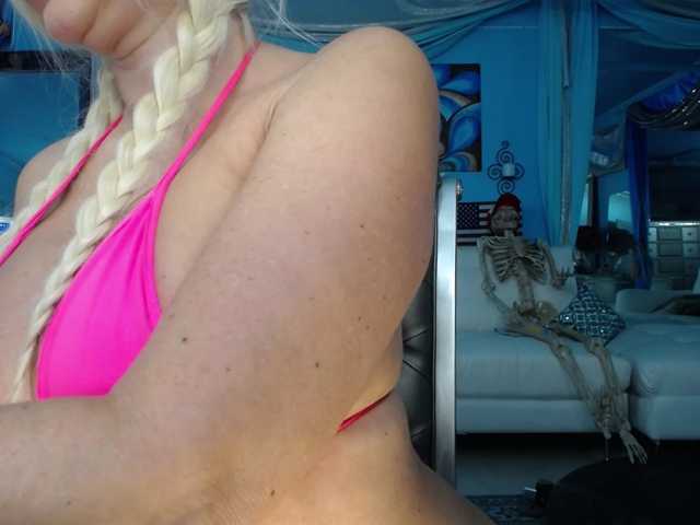 adrianna_fox live cam on BongaCams
