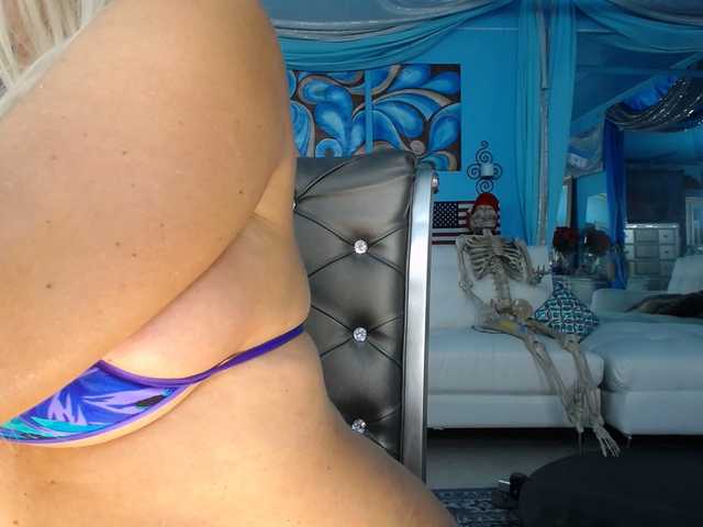 adrianna_fox cam belle