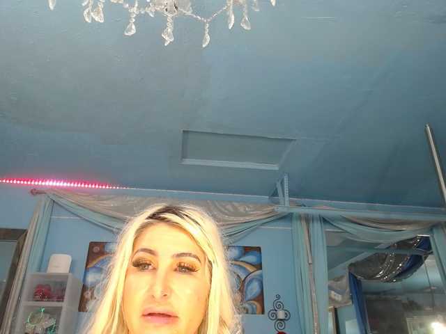 adrianna_fox's BongaCams show and profile