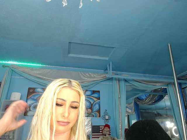 adrianna_fox cam belle