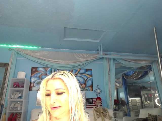adrianna_fox live cam on BongaCams