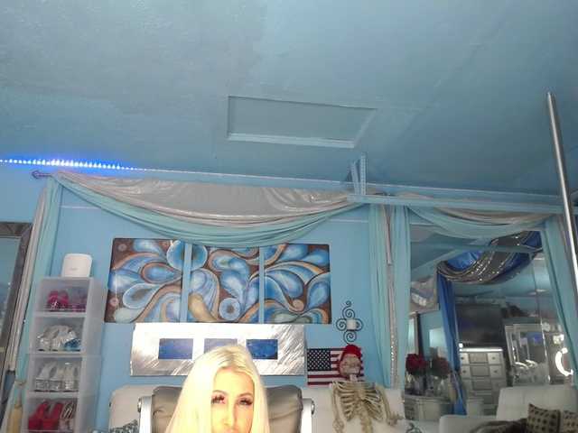 adrianna_fox live cam on BongaCams