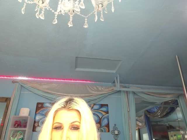 adrianna_fox, en directo ahora en BongaCams