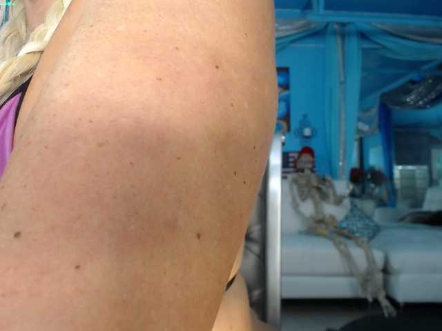 adrianna_fox cam belle