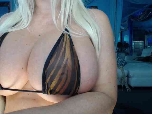 adrianna_fox Live Webcam on BongaCams