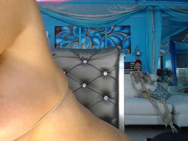 adrianna_fox Live Webcam on BongaCams