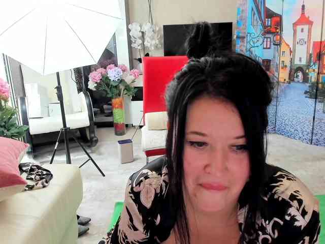 Acest model este live acum. LoveCatsuit