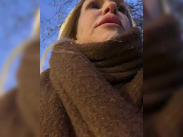 Lisa1225's BongaCams show and profile