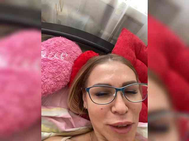 该模特正在直播。 Lisa1225