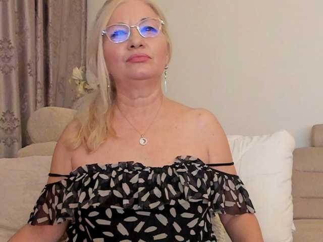LadyJanine, live now on BongaCams