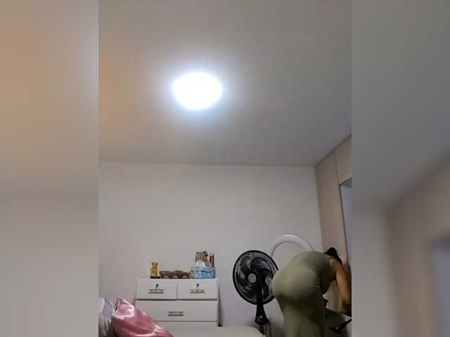 HollyTegan live cam preview