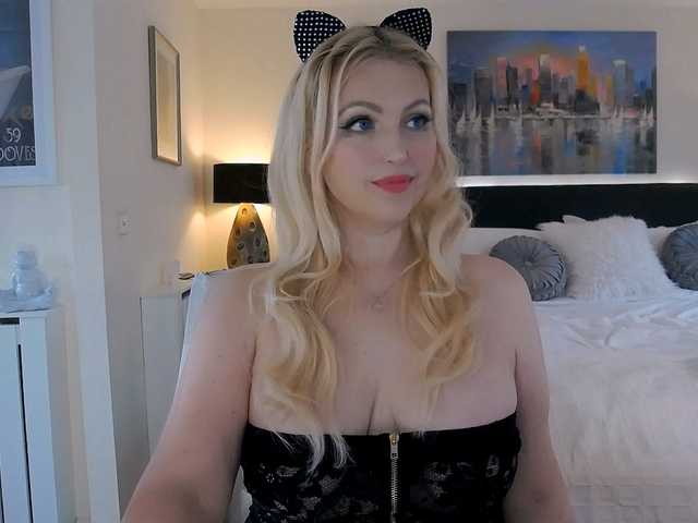 DeliciousAlba live cam on BongaCams