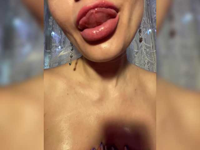 Emiliiaaa live cam on BongaCams