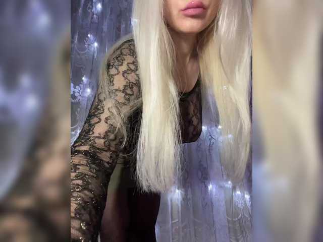 Emiliiaaa live cam